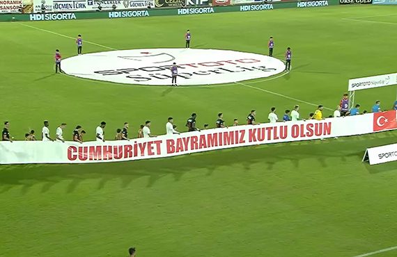 63 mata futbolcular ve hakemler sahaya 'Cumhuriyet' pankartyla kt