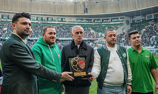 TFF Bakan Hacosmanolu, Fair Play ve Sosyal Sorumluluk dl'n Takdim Etti