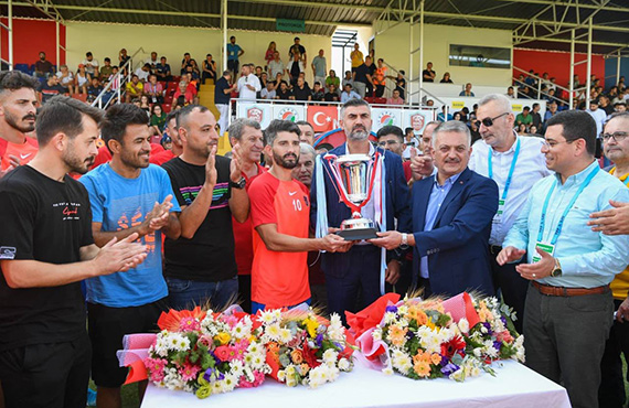 Kepez Belediyespor'a kupasn Ramazan Üçdan verdi