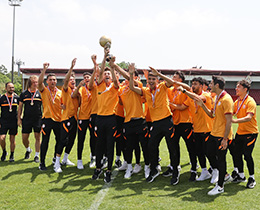 U19 Süper Lig şampiyonu Galatasaray kupasını aldı