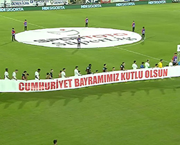 63 maçta futbolcular ve hakemler sahaya Cumhuriyet pankartıyla çıktı