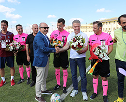 Rezerv Lig ilk maçında başkanlar, teknik direktörler, kaptanlar ve hakemlere çiçek 