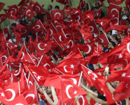 Trkiye, Eskiehirde 32 bin Trk Bayrayla Sahaya Tek Yrek kacak