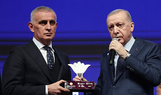 Cumhurbakan Erdoan, TFF Bakan Hacosmanolu'na Plaket Verdi